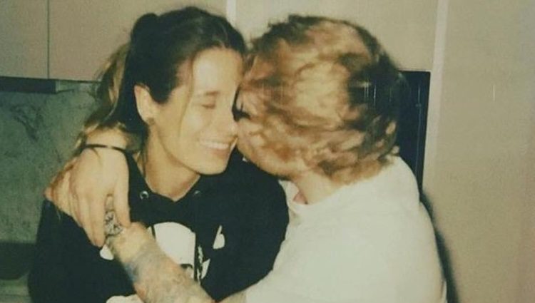 Ed Sheeran dando un beso y un abrazo a su novia Cherry Seaborn