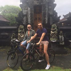 Joaquín Torres y Raúl Prieto en un lugar paradisíaco montados en una bicicleta