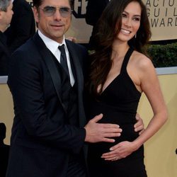 John Stamos tocando la barriguita de Caitlin McHugh en los SAG 2018