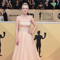 Dakota Fanning en la alfombra roja de los SAG 2018