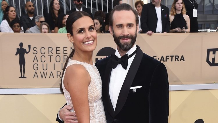 Joseph Fiennes y Maria Dolores Dieguez en la alfombra roja de los SAG 2018