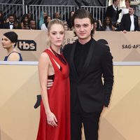 Maika Monroe y Joe Keery en la alfombra roja de los SAG 2018