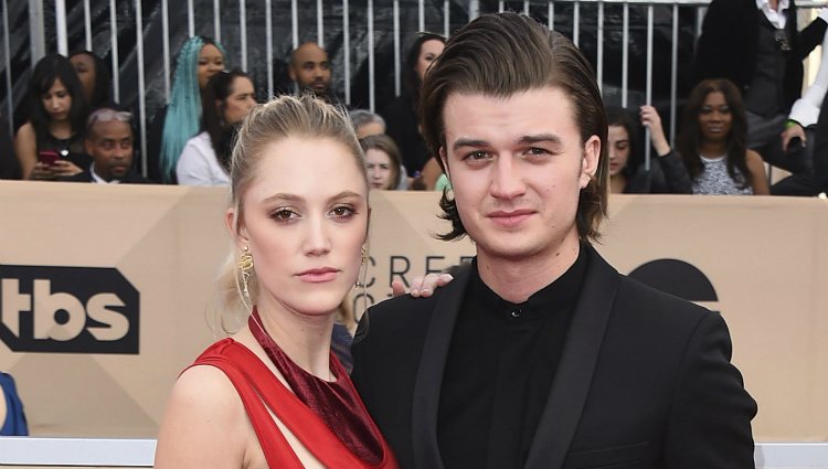 Maika Monroe y Joe Keery en la alfombra roja de los SAG 2018