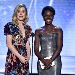 Brie Larson y Lupita Nyong'o en la gala de los SAG 2018