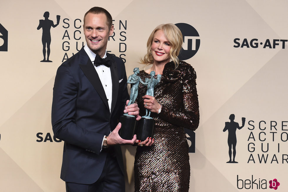 Alexander Skarsgård y Nicole Kidman posando con sus galardones de los SAG 2018