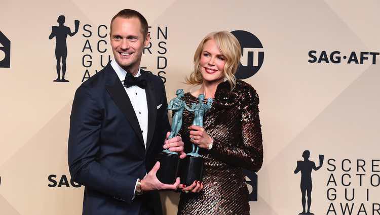 Alexander Skarsgård y Nicole Kidman posando con sus galardones de los SAG 2018