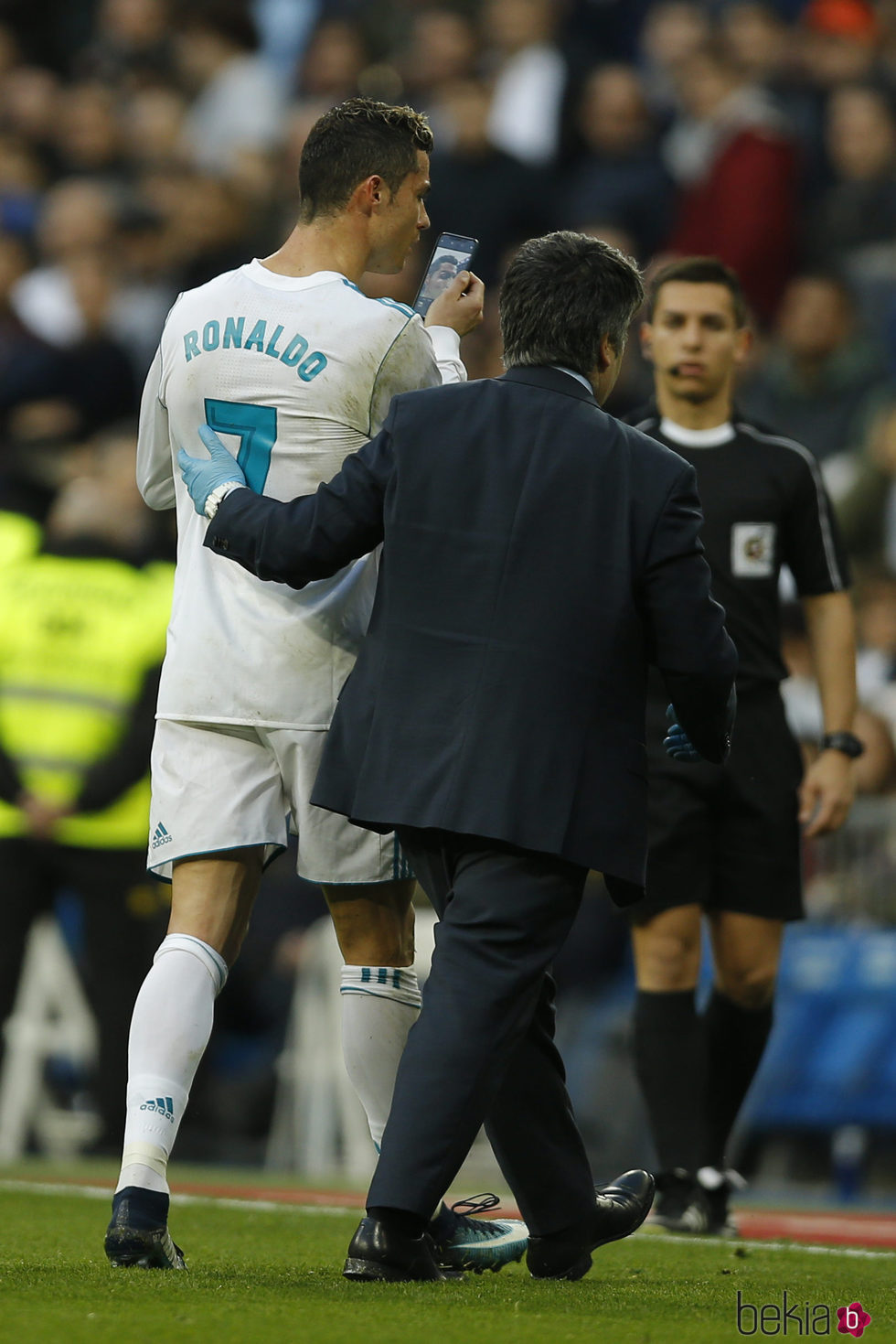 Cristiano Ronaldo mirándose al espejo tras sufrir una patada en la cara