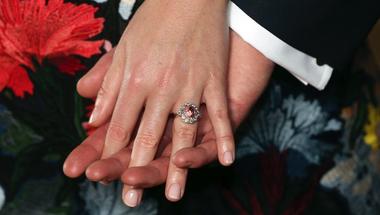 Las manos entrelazadas de la Princesa Eugenia de York y Jack Brooksbank en el anuncio de su compromiso