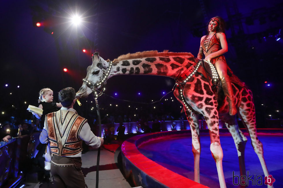 Gabriella de Mónaco con una jirafa en el Festival de Circo de Monte-Carlo 2018