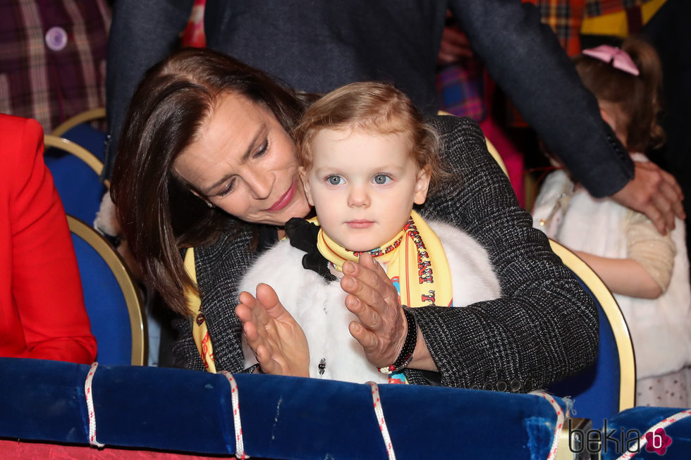 Estefanía de Mónaco, muy cariñosa con Gabriella de Mónaco en el Festival de Circo de Monte-Carlo 2018