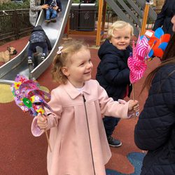 Jacques y Gabriella de Mónaco, muy contentos en un parque