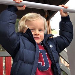 Jacques de Mónaco, muy feliz jugando en un parque