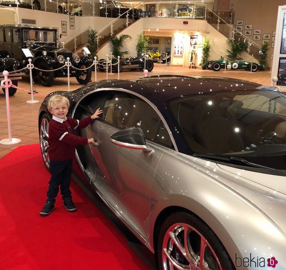 Jacques de Mónaco con un Bugatti en una exposición