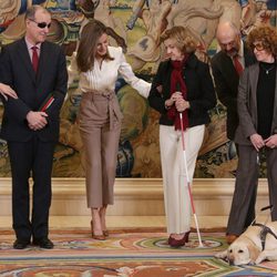 La Reina Letizia coloca para la foto a personas sordociegas en La Zarzuela