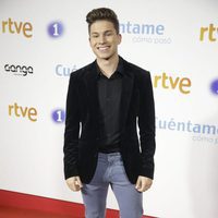 Raoul ('OT 2017') posa en la premier de la 19 temporada de 'Cuéntame'