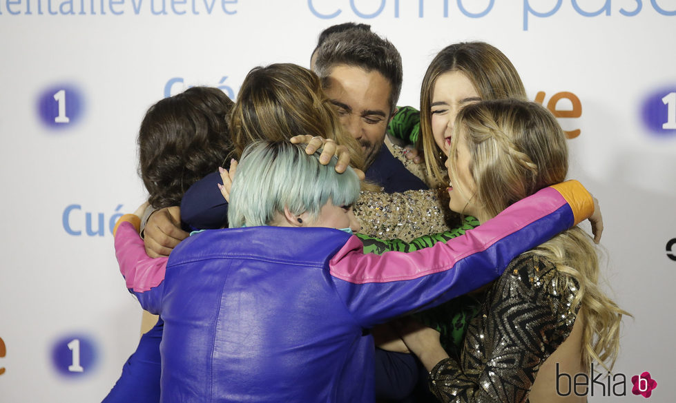 Roberto Leal se abraza con los exconcursantes de 'OT 2017' en la premier de la 19 temporada de 'Cuéntame'