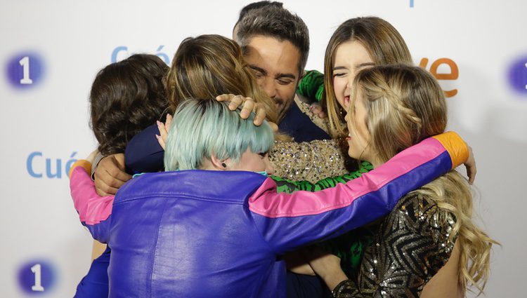 Roberto Leal se abraza con los exconcursantes de 'OT 2017' en la premier de la 19 temporada de 'Cuéntame'