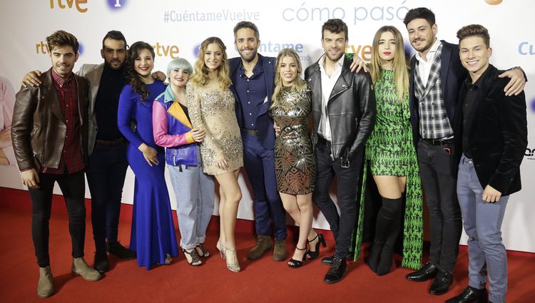 Todos los exconcursantes de 'OT 2017' con Roberto Leal en la premier de la 19 temporada de 'Cuéntame'