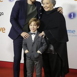 Pablo Rivero, María Galiana y el pequeño Victor en la premier de la 19 temporada de 'Cuéntame'