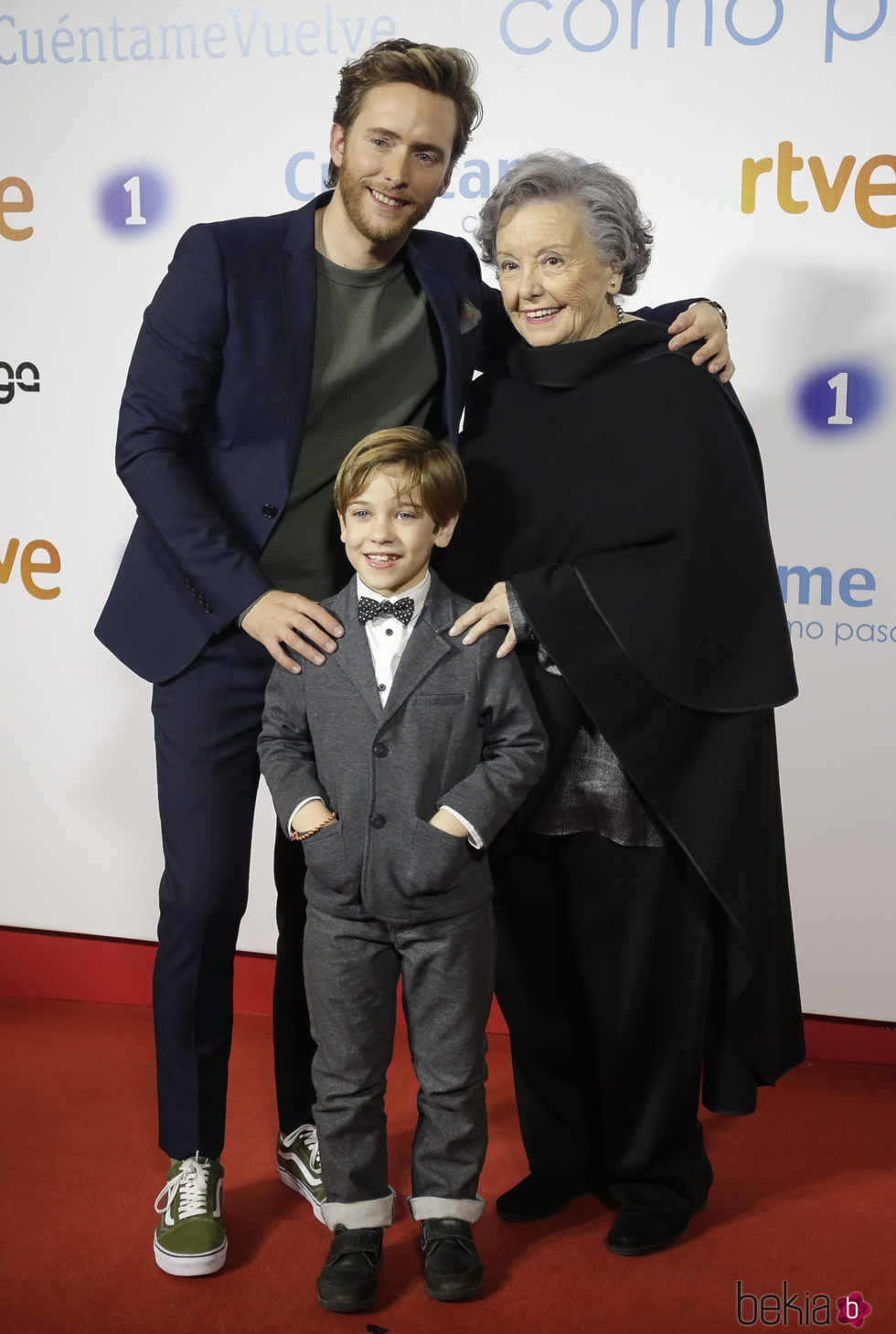 Pablo Rivero, María Galiana y el pequeño Victor en la premier de la 19 temporada de 'Cuéntame'