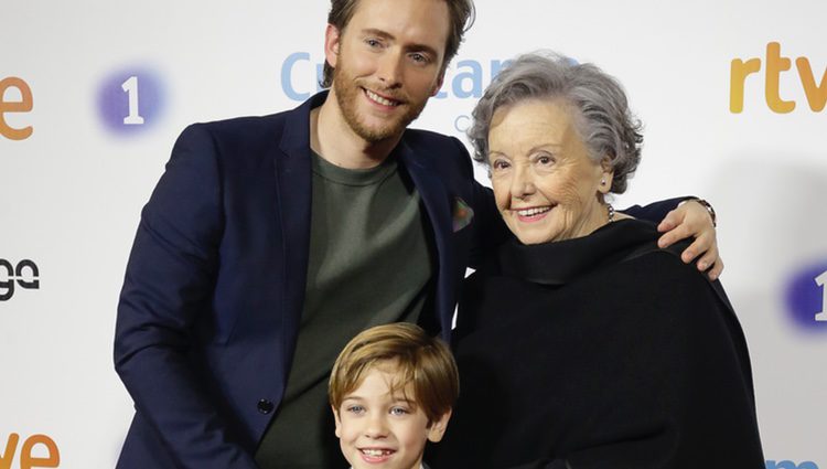 Pablo Rivero, María Galiana y el pequeño Victor en la premier de la 19 temporada de 'Cuéntame'