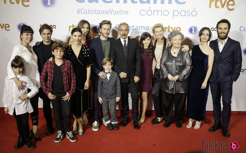 Foto de familia de los protagonistas de 'Cuéntame' en la premier de la 19 temporada