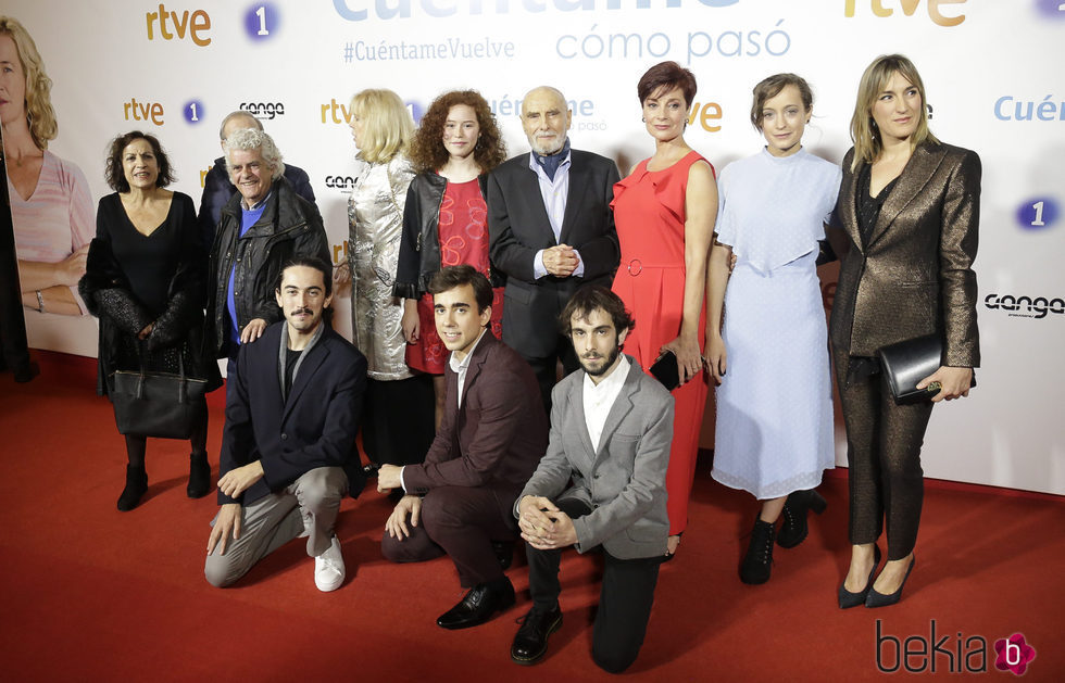 Parte del reparto de 'Cuéntame' en la premier de la 19 temporada