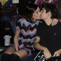 Dafne Fernández y Mario Chavarria en el front row del desfile de María Escote en la Fashion Week 2018/2019