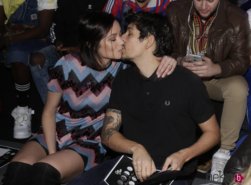 Dafne Fernández y Mario Chavarria en el front row del desfile de María Escote en la Fashion Week 2018/2019