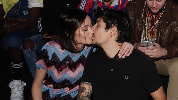 Dafne Fernández y Mario Chavarria en el front row del desfile de María Escote en la Fashion Week 2018/2019