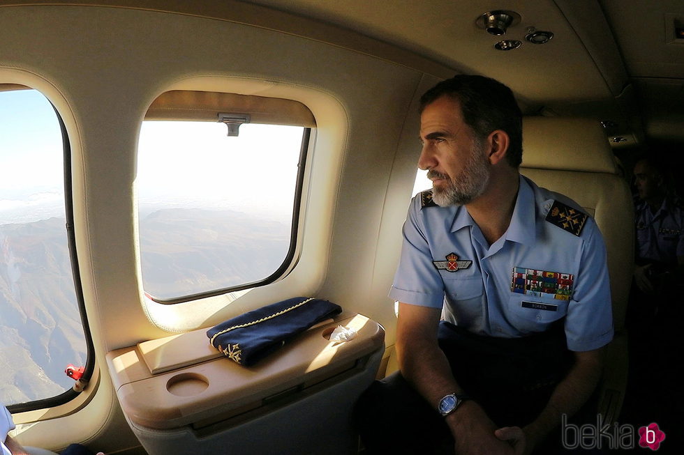 El Rey Felipe, mirando por la ventanilla desde un avión en Las Palmas