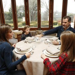 El Rey Felipe sirve agua para la Reina Letizia, la Princesa Leonor y la Infanta Sofía en una comida familiar