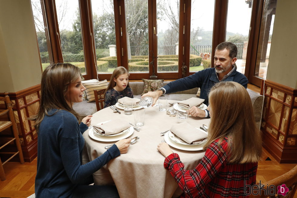 El Rey Felipe sirve agua para la Reina Letizia, la Princesa Leonor y la Infanta Sofía en una comida familiar