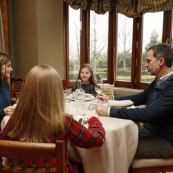 Los Reyes Felipe y Letizia comiendo con sus hijas en su residencia