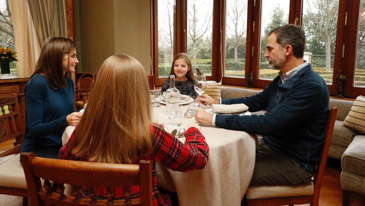 Los Reyes Felipe y Letizia comiendo con sus hijas en su residencia