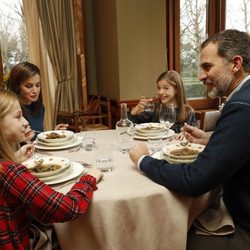 La Infanta Sofía, muy divertida en una comida familiar con los Reyes Felipe y Letizia y la Princesa Leonor