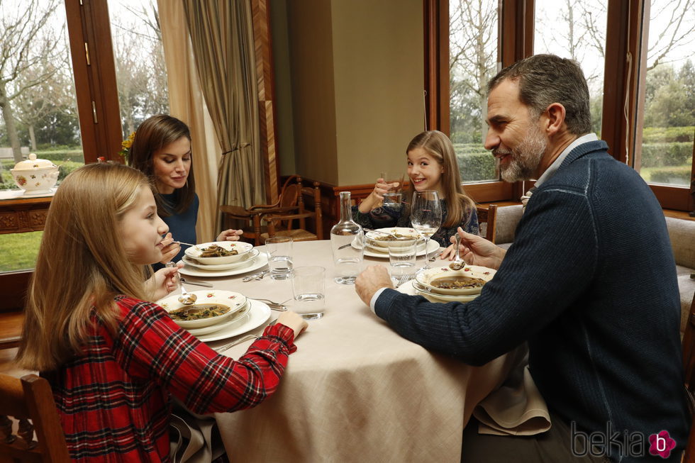 La Infanta Sofía, muy divertida en una comida familiar con los Reyes Felipe y Letizia y la Princesa Leonor