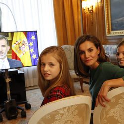 La Reina Letizia, la Princesa Leonor y la Infanta Sofía viendo el discurso de Navidad del Rey Felipe