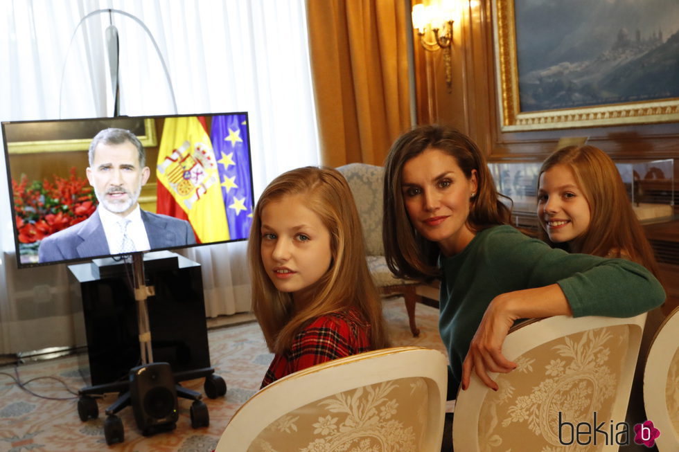 La Reina Letizia, la Princesa Leonor y la Infanta Sofía viendo el discurso de Navidad del Rey Felipe