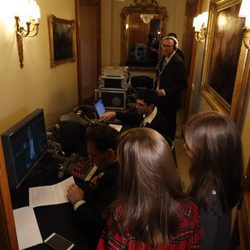 La Princesa Leonor y la Infanta Sofía observan la realización del discurso de Navidad del Rey Felipe