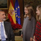 La Princesa Leonor y la Infanta Sofía sonríen al Rey Felipe en la grabación de su discurso de Navidad