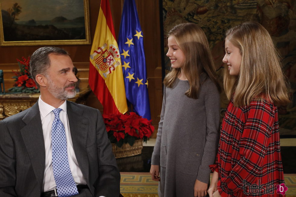 La Princesa Leonor y la Infanta Sofía sonríen al Rey Felipe en la grabación de su discurso de Navidad