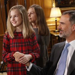 La Princesa Leonor y la Infanta Sofía, muy cariñosas con el Rey Felipe en la grabación del discurso de Navidad