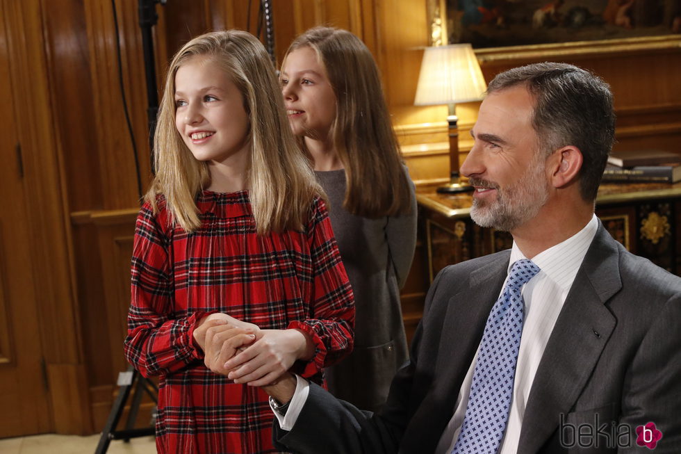 La Princesa Leonor y la Infanta Sofía, muy cariñosas con el Rey Felipe en la grabación del discurso de Navidad