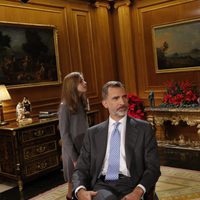 La Reina Letizia, la Princesa Leonor y la Infanta Sofía visitan al Rey Felipe en la grabación del discurso de Navidad