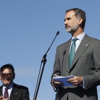 La Reina Letizia aplaude el discurso del Rey Felipe en Poreñu