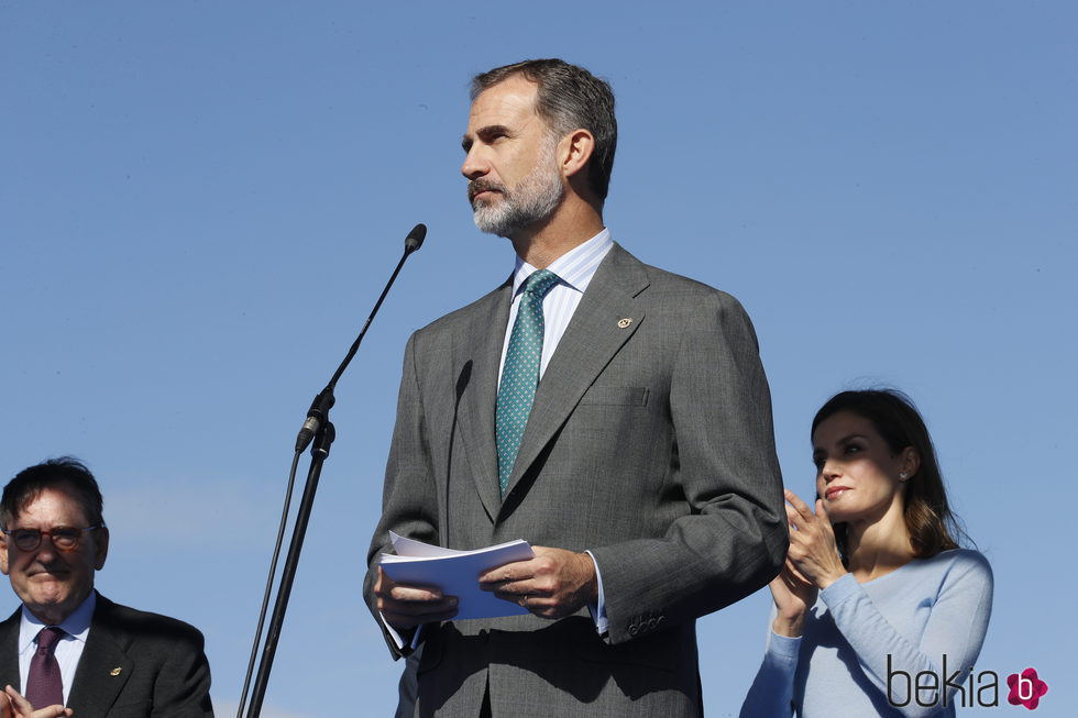 La Reina Letizia aplaude el discurso del Rey Felipe en Poreñu