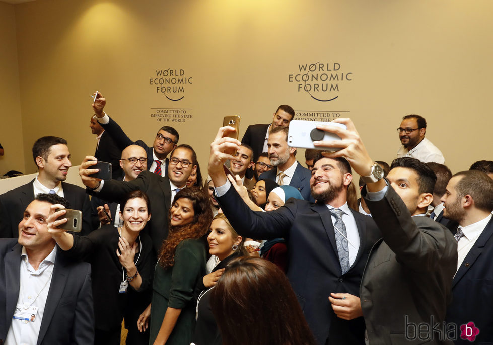 El Rey Felipe se hace selfies en el World Economic Forum