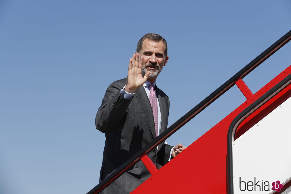 El Rey Felipe saluda antes de subir al avión que le llevó a Londres para su Viaje de Estado a Reino Unido