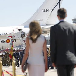 Los Reyes Felipe y Letizia, de espaldas en su despedida antes de su Viaje de Estado a Reino Unido